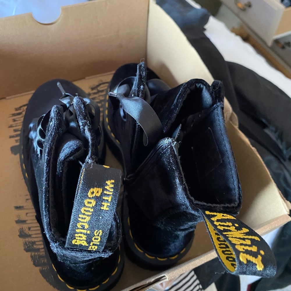 Dr. Martens Jadon Velvet - Picture 3 of 10